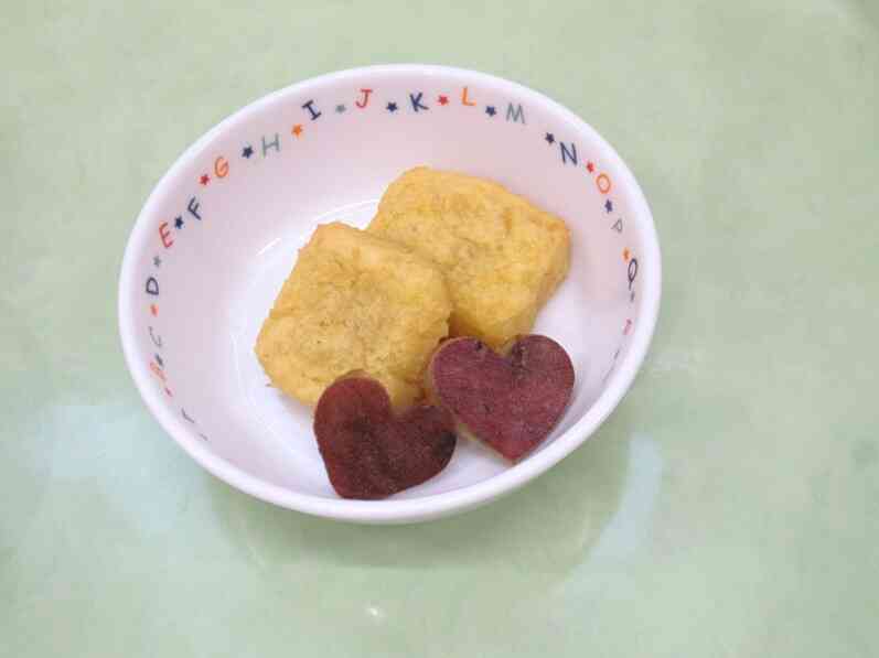 さつまいもの皮で作ったハートの飾り付きです♡
