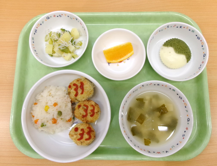 今日の献立♪ピラフ、こいのぼりナゲット、じゃがいもとしらすのサラダ、筍のお味噌汁、オレンジ、柏餅風蒸しパン（おやつ）