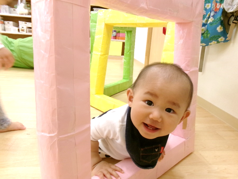 ひよこ組さんは、室内でトンネルなどを楽しみました(*^-^*)にこにこ笑顔でいないいないばぁをしてくれました♪