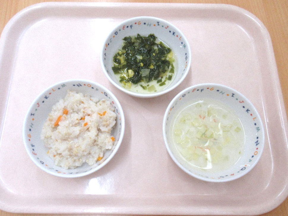 離乳食（中期）は、野菜とお肉のお粥、ちんげん菜のおかか煮、じゃがいものスープでした♡