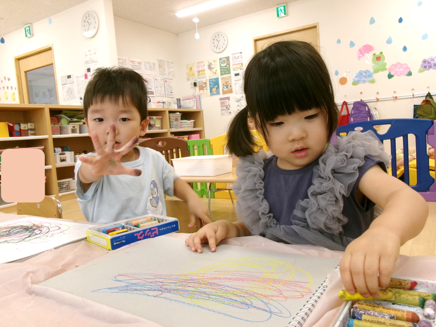 お友だちと好きな色を言いながら、お絵描きを楽しんでいました♪