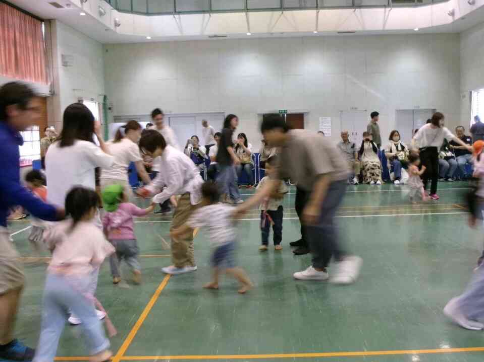 【ねことねずみ】各クラスの競技後は、地域のお友だちも一緒に、2チームで、みんなでしっぽ取りをしました♪ ねずみチームの勝ちでした☆彡