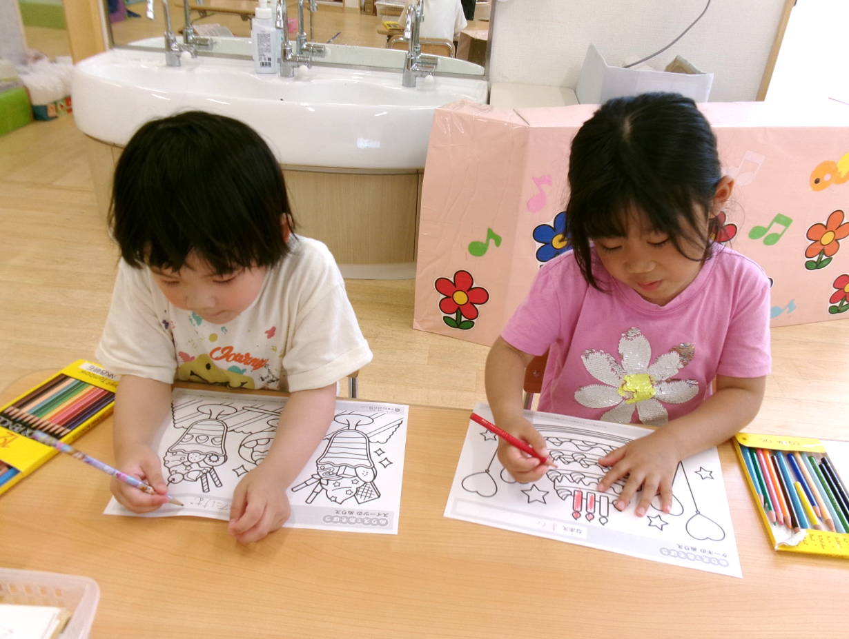 お部屋では、塗り絵を楽しみました♪