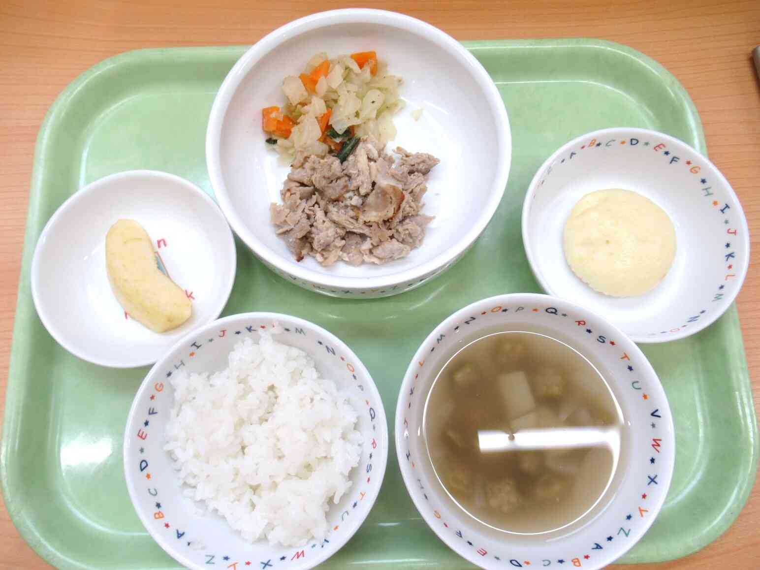 今日の給食は、ご飯、豚肉のみそ焼き、キャベツのすりごま和え、オクラのすまし汁、りんご、コーンクリーム蒸しパン（おやつ）でした☆彡