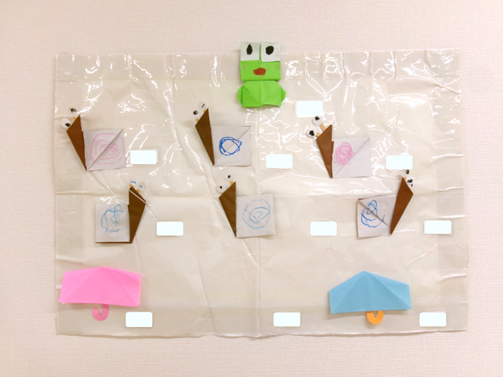 幼児クラスのお友だちが作った、傘、かたつむり、かえるが完成し、お部屋に飾りました♪