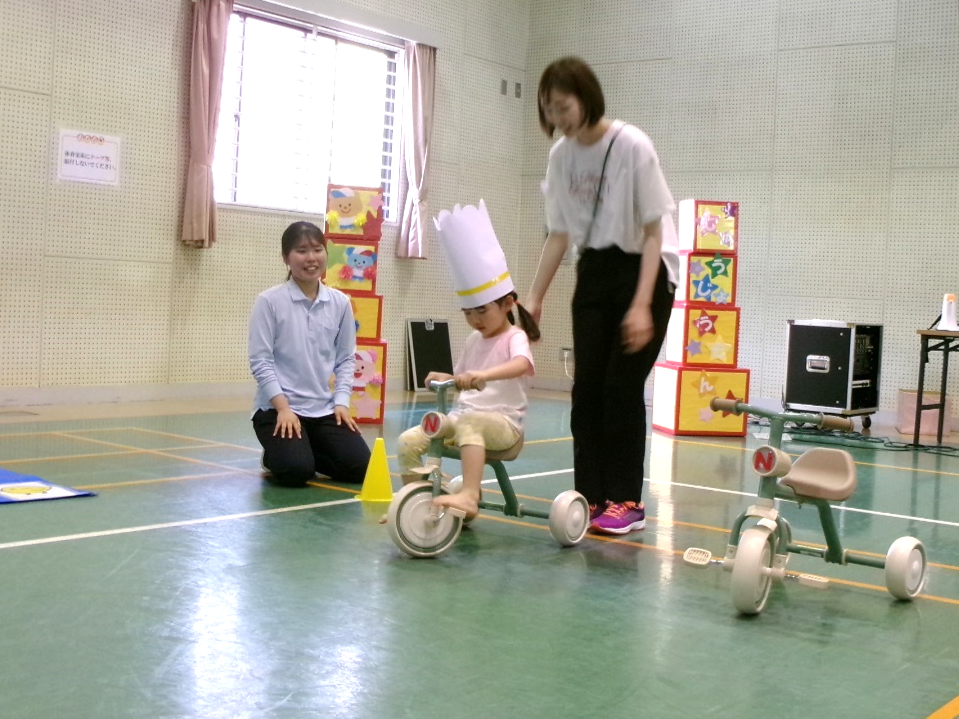食材カードが置いてある場所まで、三輪車を漕いで行くよ！！