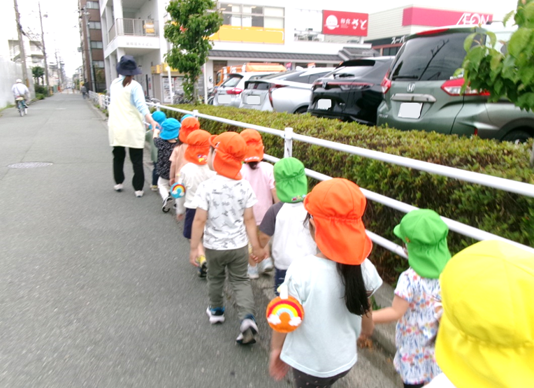 みんなで手を繋いで、車に気を付けて、ゆっくり歩こうね！！