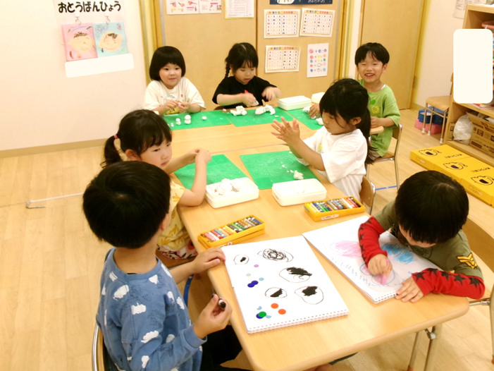 幼児さんも運動会ごっこを楽しんだ後、粘土やお絵描きをしました♪ 粘土は型を取ったり、手で自由に伸ばしたりちぎったりして、夢中で遊ぶ姿が見られました(*^-^*)