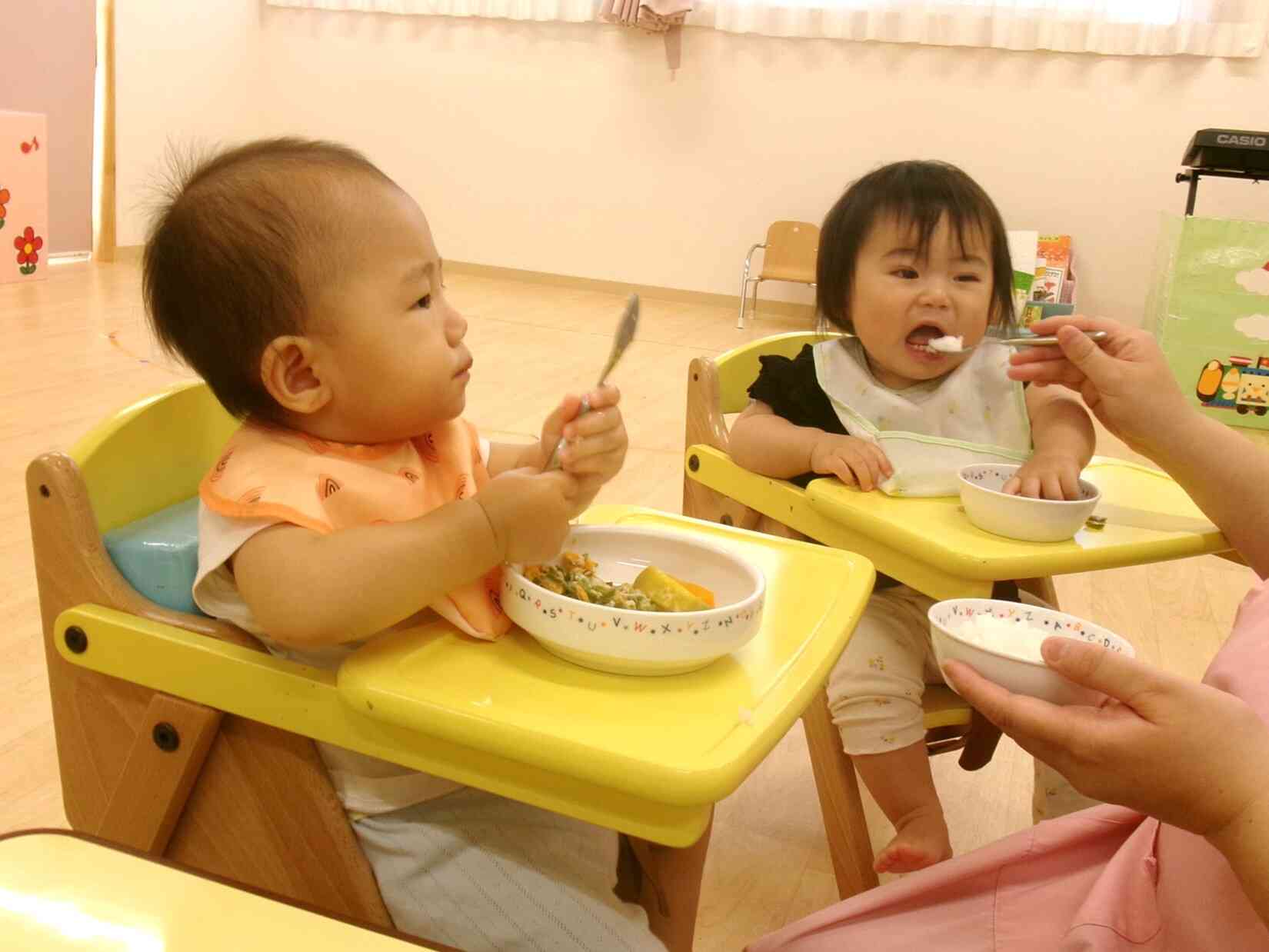 ひよこ組さんも、大きなお口で、ぱくり！美味しいね♡