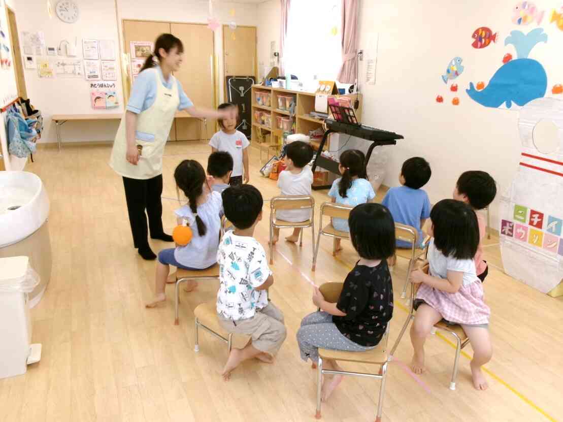 幼児クラスは、今日は元気に全員出席☆彡 みんなで椅子取りゲームをしました(^^♪