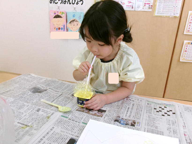 3～5歳児のお友だちは、バブルアートという技法で製作を楽しみました☆