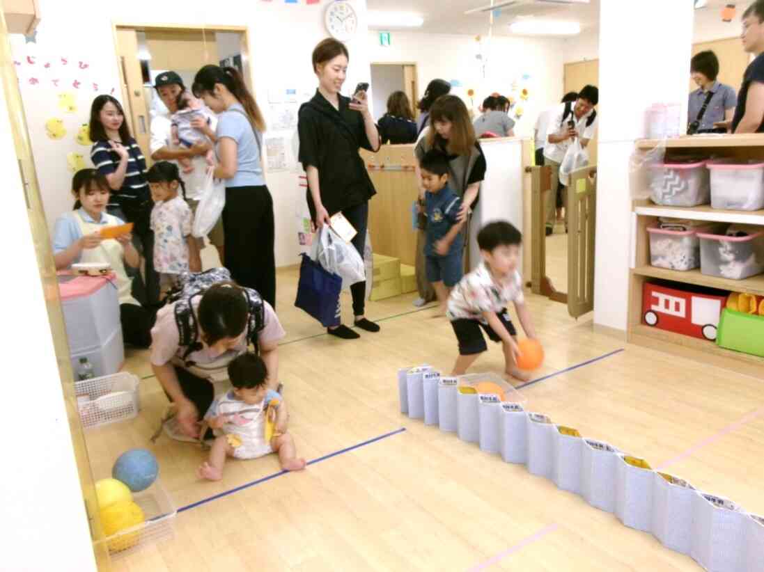 ペットボトルのピンが10本並んでいるよ！ 何本倒せるかな？(^^♪