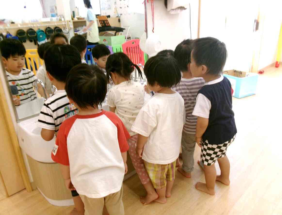 ご飯の前に、しっかり手洗い♪順番待ちもできるよ♪