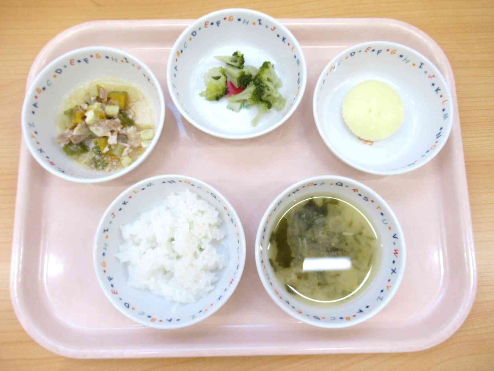 ●離乳食（後期）●五倍粥、豚肉と野菜の洋風煮、ブロッコリーの出汁煮、わかめのお味噌汁、米粉蒸しパン（おやつ）