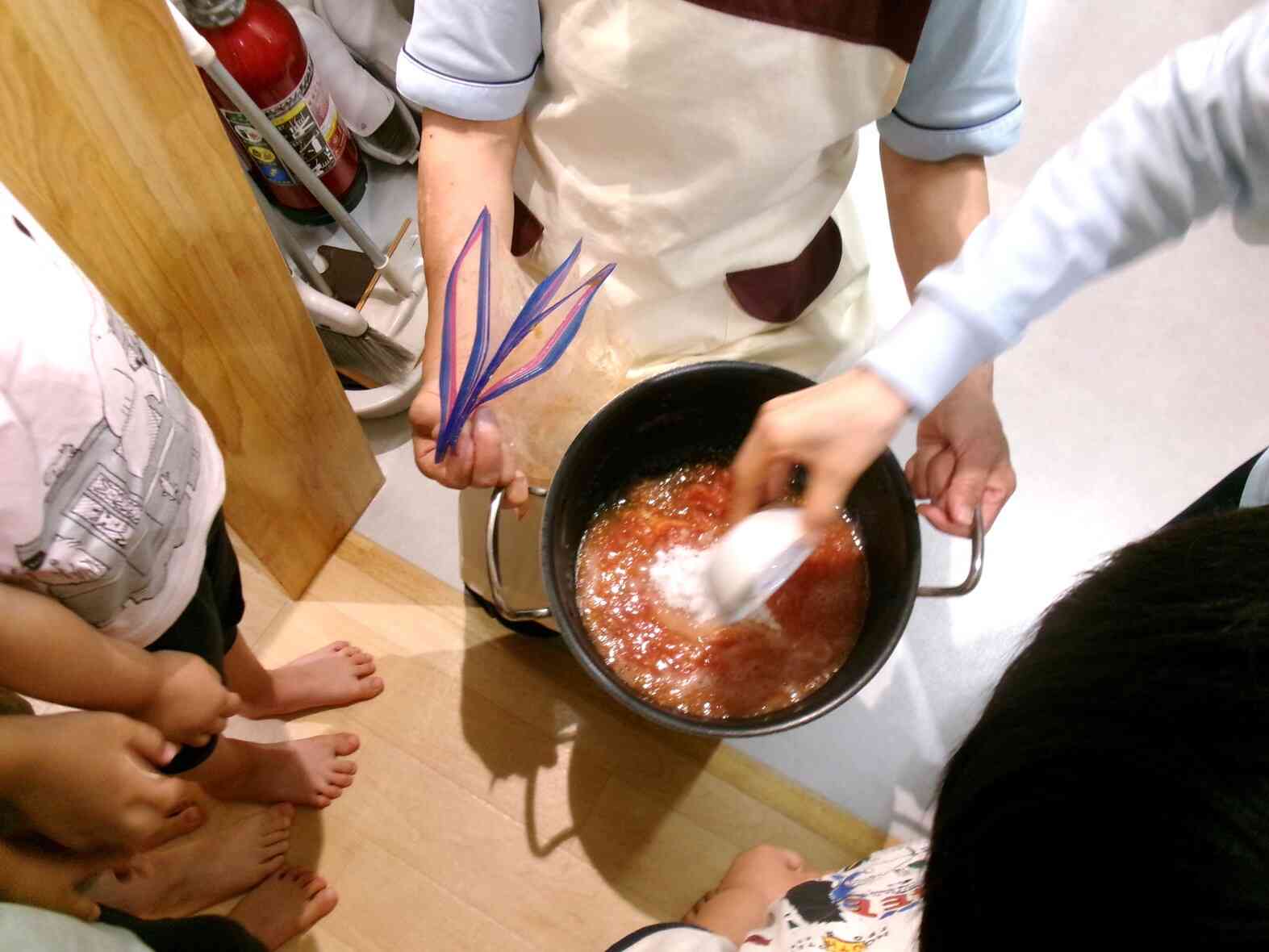 砂糖とレモン汁を入れたら、火にかけるよ！おねがいしま～す♪