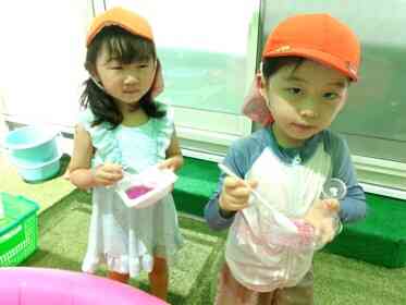幼児クラスでは、水遊びの際に色水遊びをしました(*^-^*)なんだかおいしそう？♪