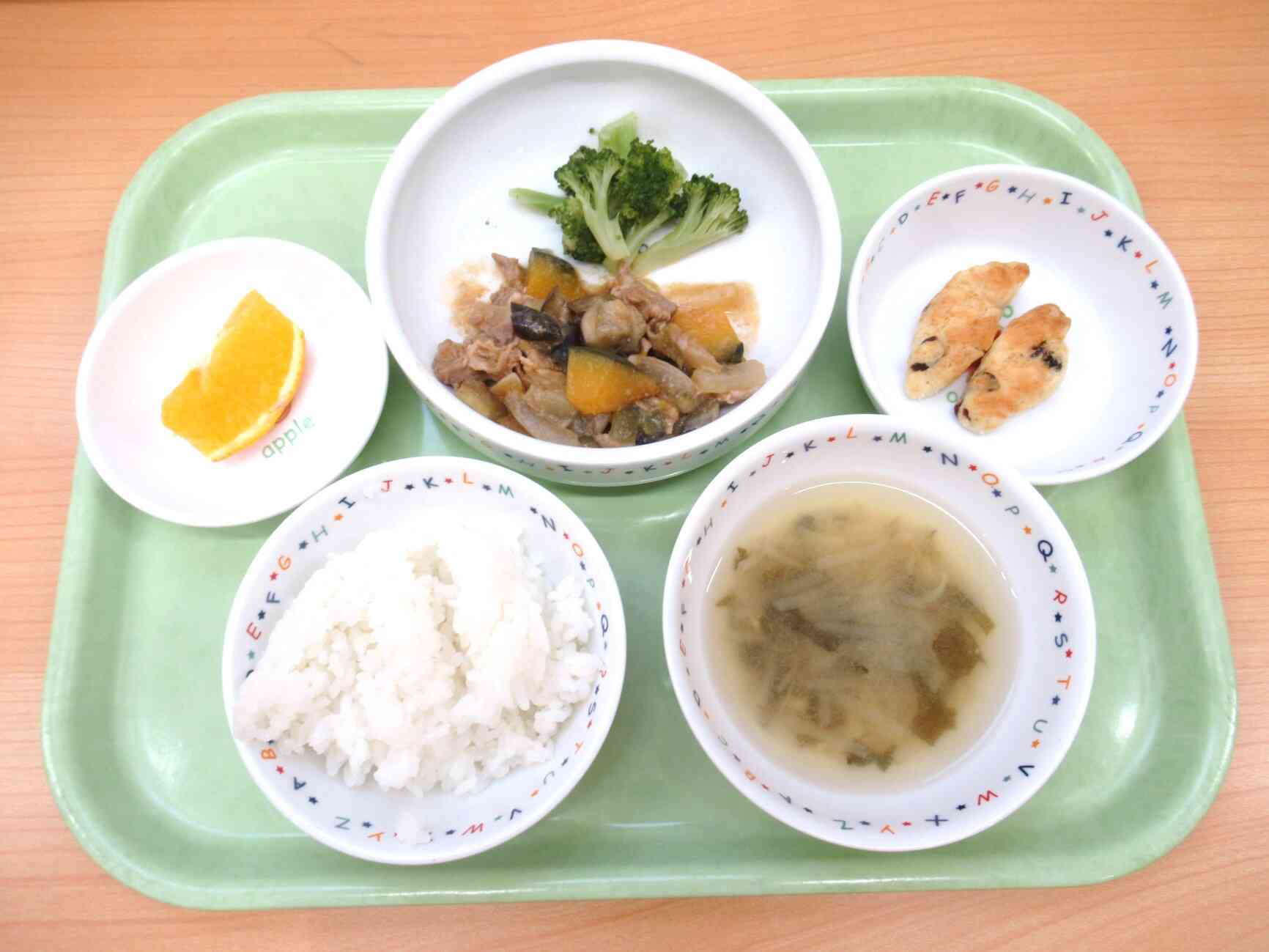 ●今日の給食●ご飯、酢豚、ブロッコリーの出汁煮、わかめのお味噌汁、オレンジ、レーズンスティック（おやつ）