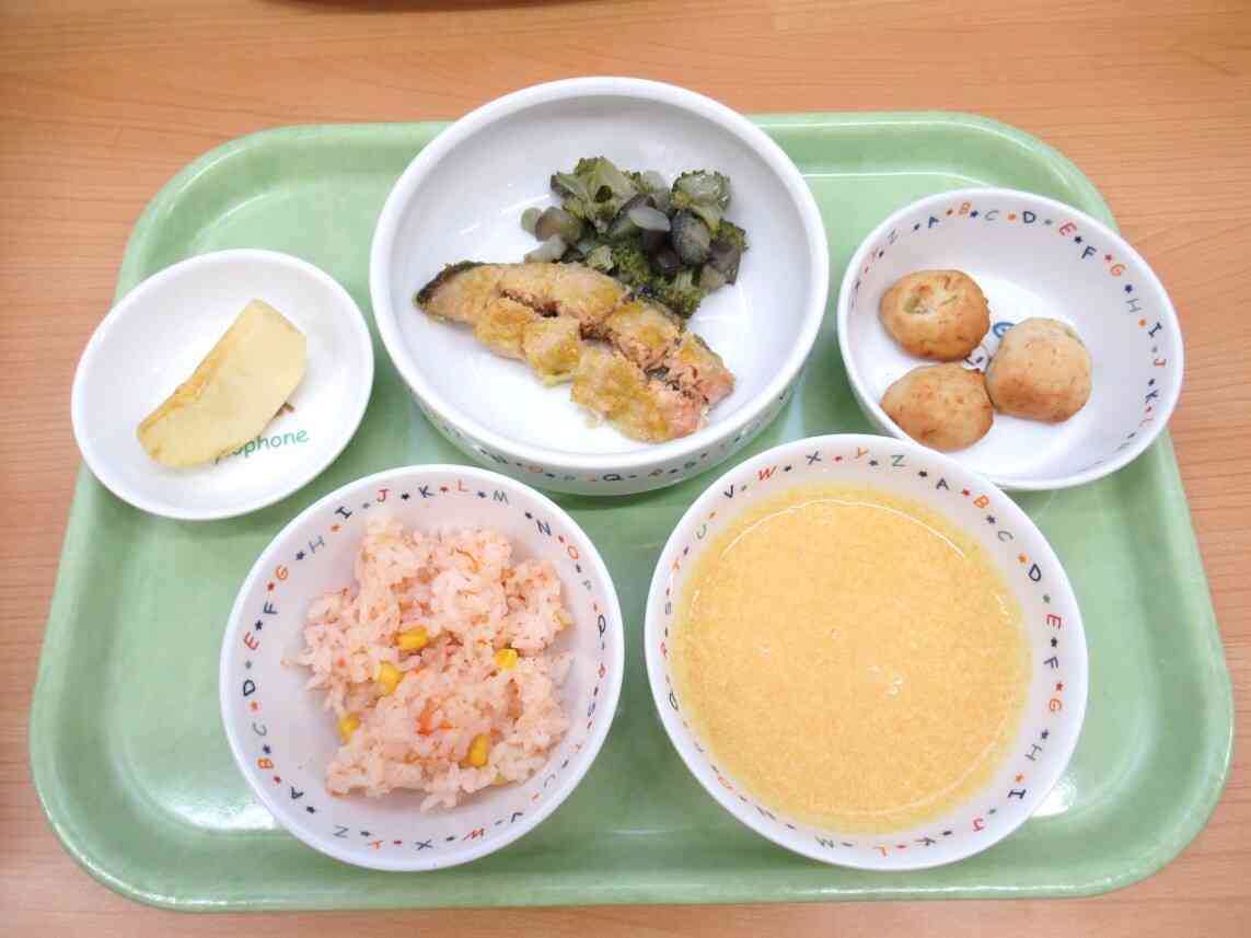 今日の給食は、トマトライス、鮭のカレーマヨ焼き、野菜のソテー、人参のポタージュ、りんご、バナナソフトクッキー（おやつ）でした♪