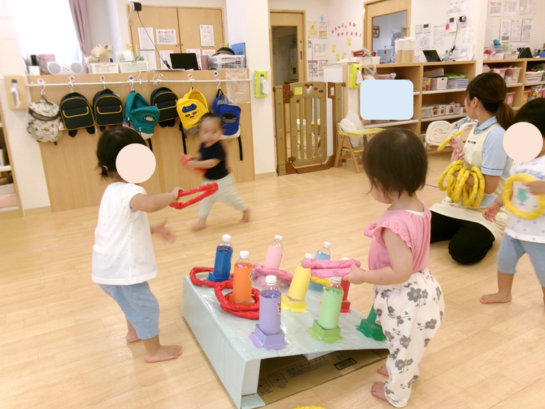 夏祭りのゲームで遊んだよ♪ わなげの輪をハンドルに見立てて、運転しているお友だちもいました！