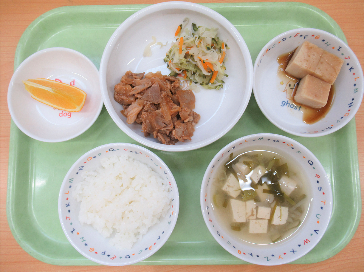 ●今日の給食●ご飯、ポークチャップ、コールスローサラダ、豆腐のお味噌汁、オレンジ、きな粉よせ黒蜜がけ（おやつ）
