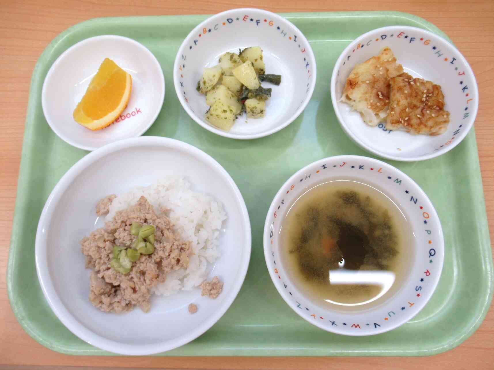 ☆（昼食）鶏そぼろご飯、じゃがいものオーブン焼き、もやしのお味噌汁、オレンジ（おやつ）チヂミ☆