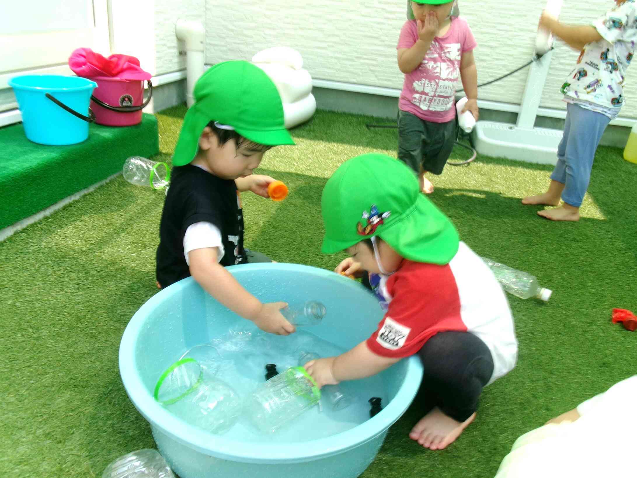  今日も元気いっぱい、テラスで水遊びを楽しみました(*^-^*)