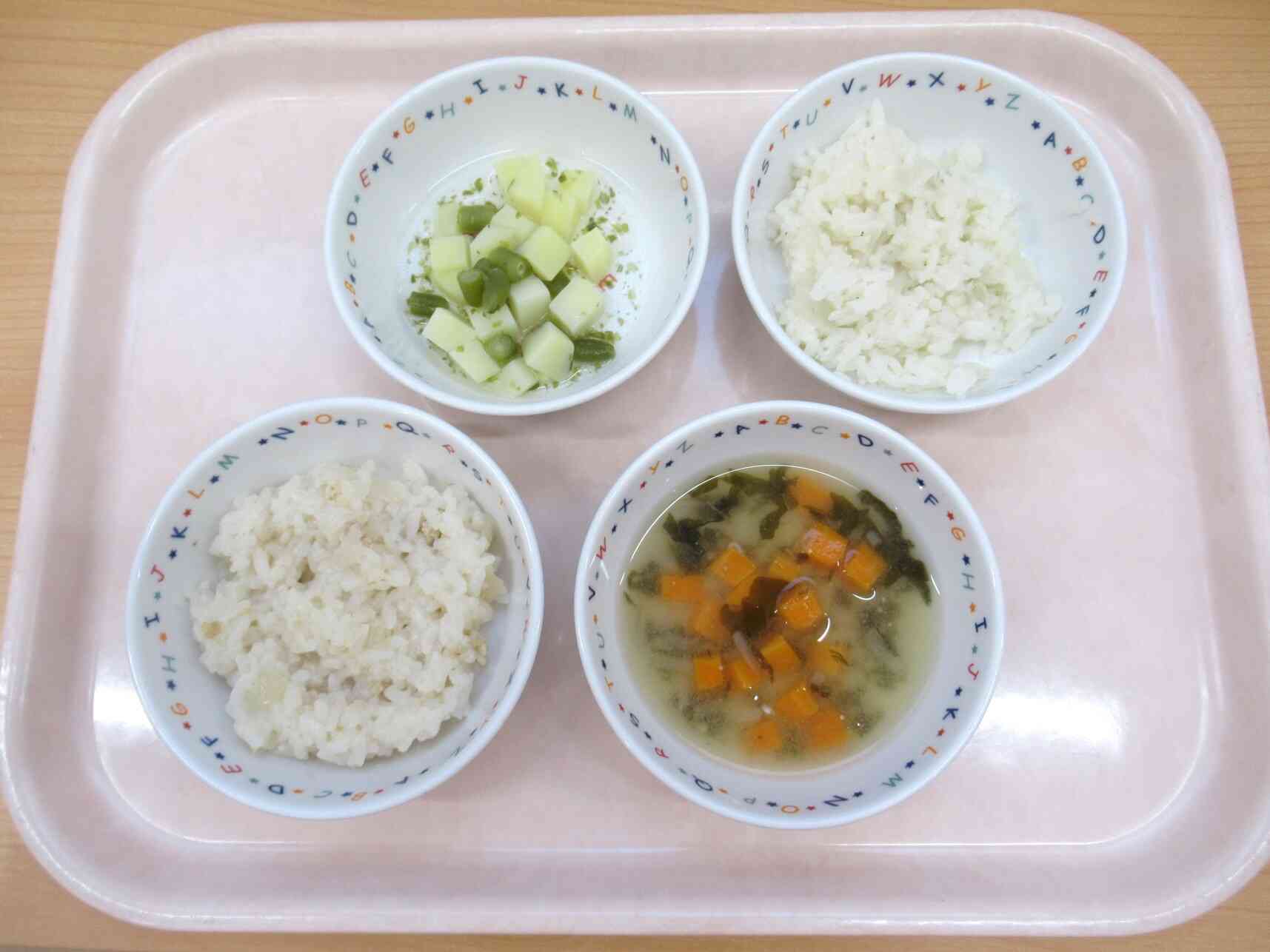 ☆離乳食・後期（昼食）鶏そぼろ粥、じゃがいもの青のり煮、もやしのお味噌汁（おやつ）しらす粥☆