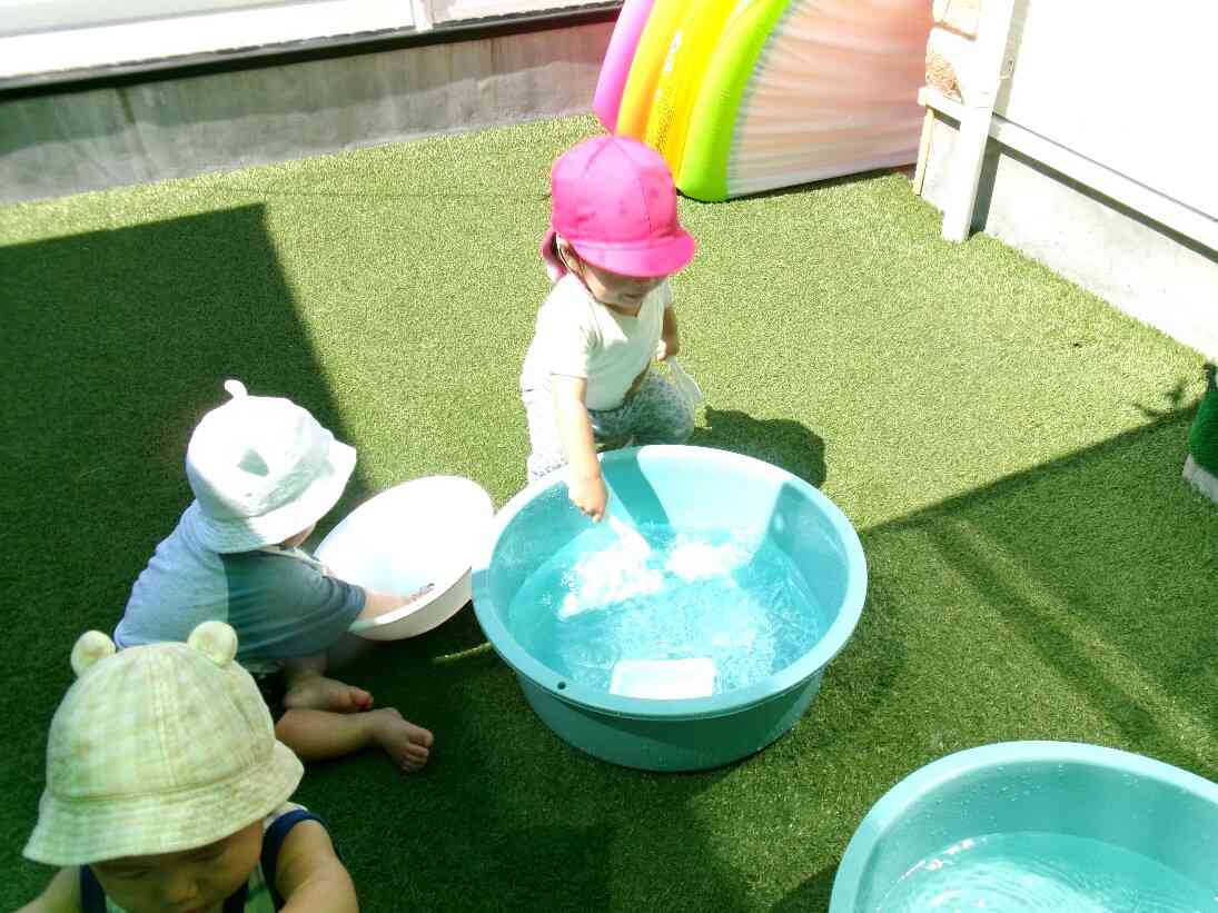 「水遊びする人ー？」と聞くと、笑顔で手を挙げてくれたあひる組さんです♪