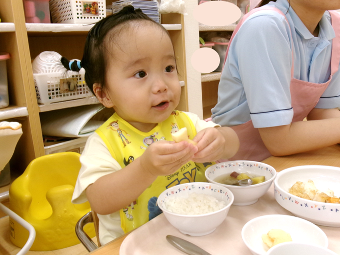 今日の給食は、ご飯、かれいのレモン揚げ、ピーマンのツナ和え、さつまいものお味噌汁、りんごでした♪