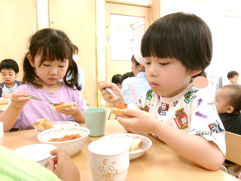 溢れないよう、真剣に塗っています(*^-^*)