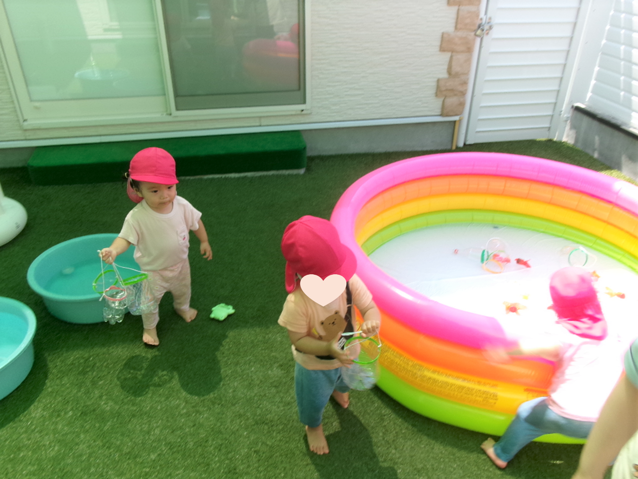 ☆あひる組さん☆ 水を怖がることなく、タライの中に入っている水をチャプチャプしたり、汲んだり流したりして楽しみました♡