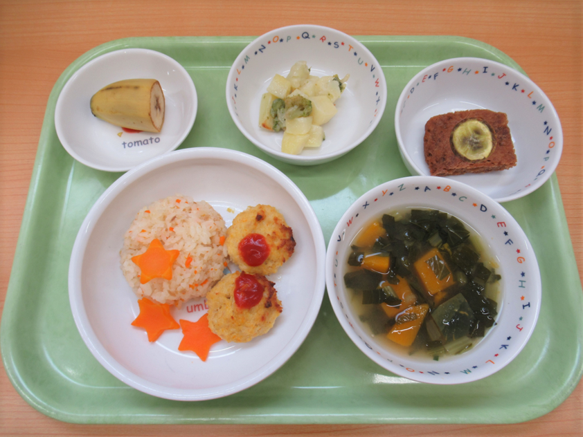 ♪お誕生日メニュー♪ツナピラフ、とうふナゲット、ベイクドポテト、かぼちゃのお味噌汁、バナナ、マフィン(おやつ)