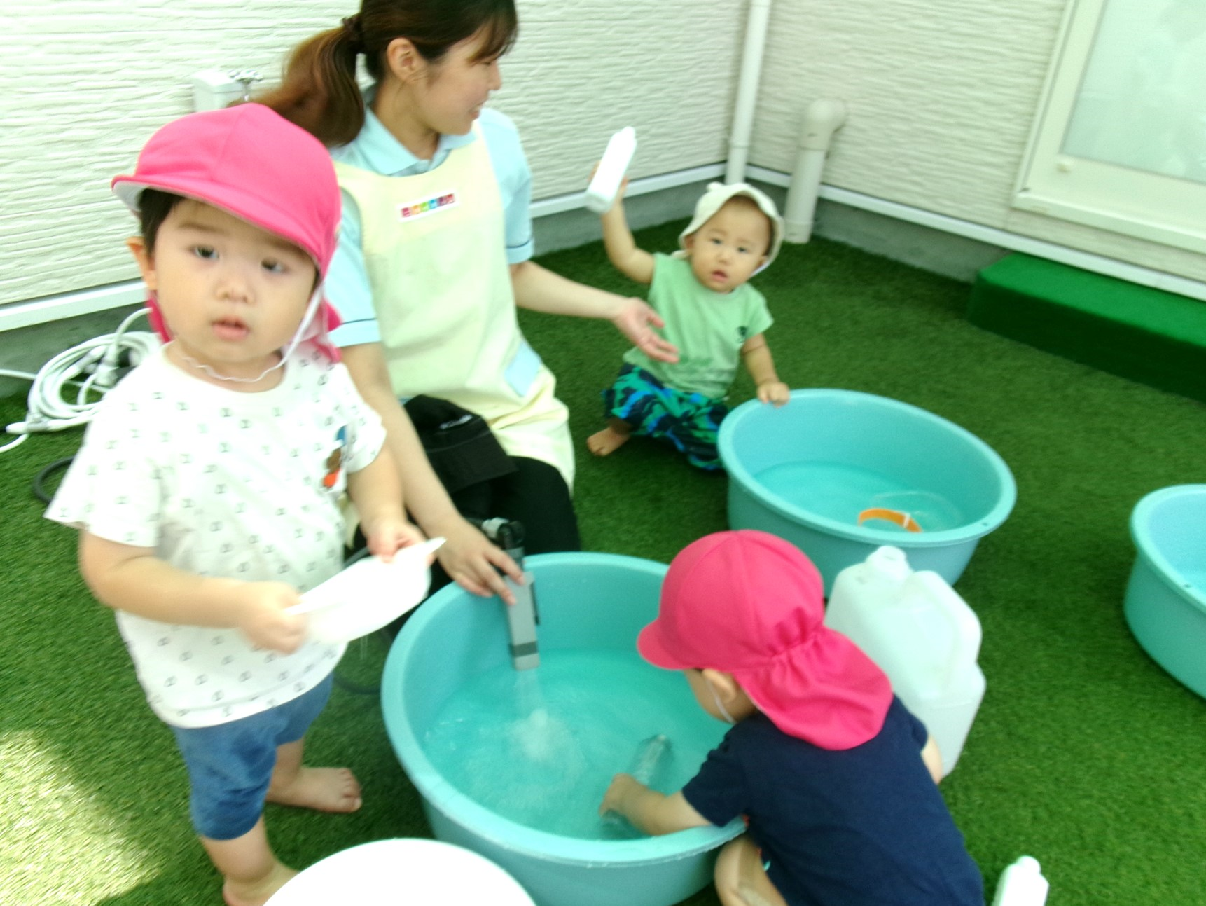 容器を手に取り、水を入れてもらうと大喜びのあひる組さんでした☆彡