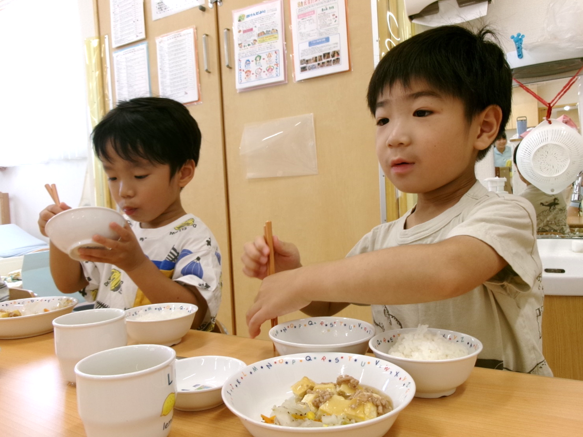 昼食は、『ご飯、揚げ豆腐のそぼろあん、4色ゆかり和え、かぼちゃのお味噌汁、梨』でした♪