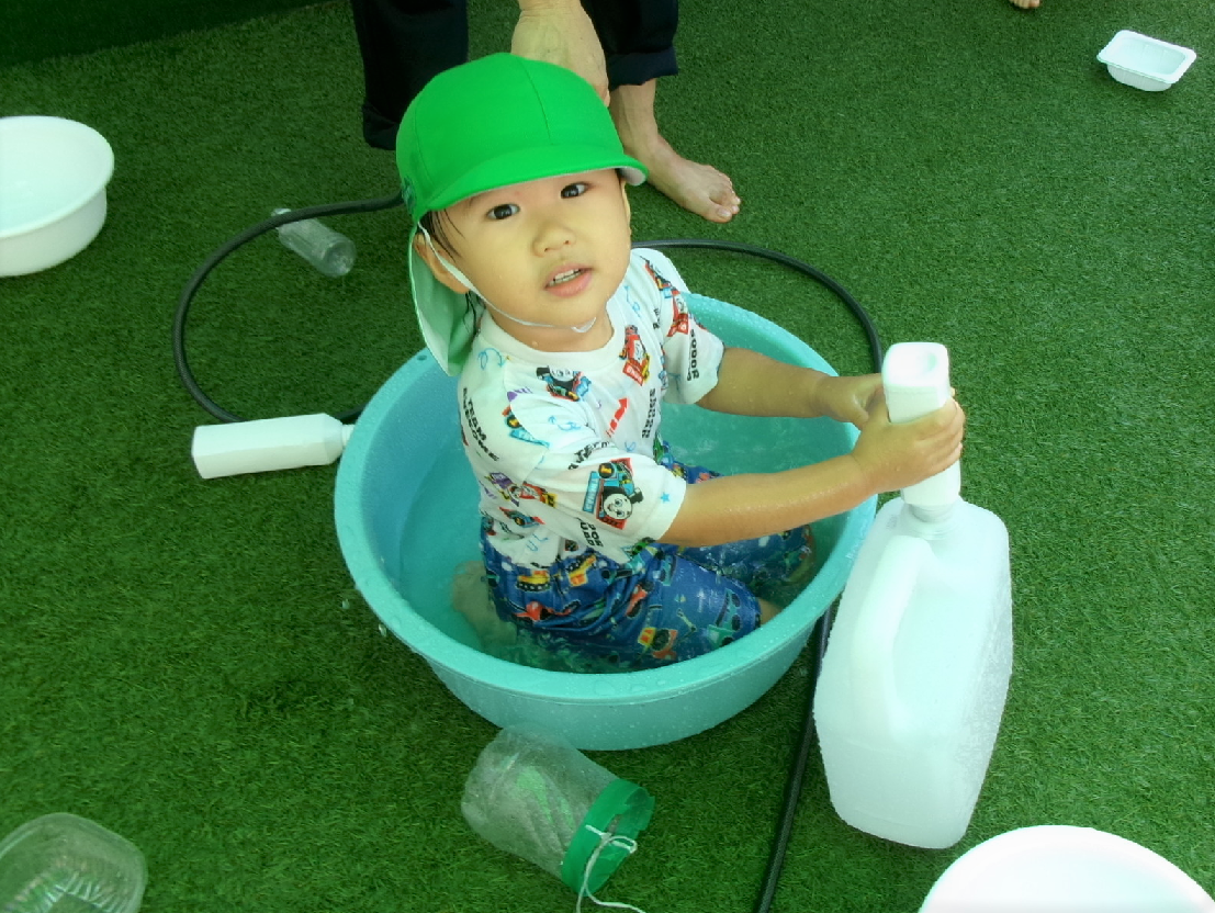 水遊びに夢中なうさぎ組さんヽ(*＾ω＾*)ﾉ