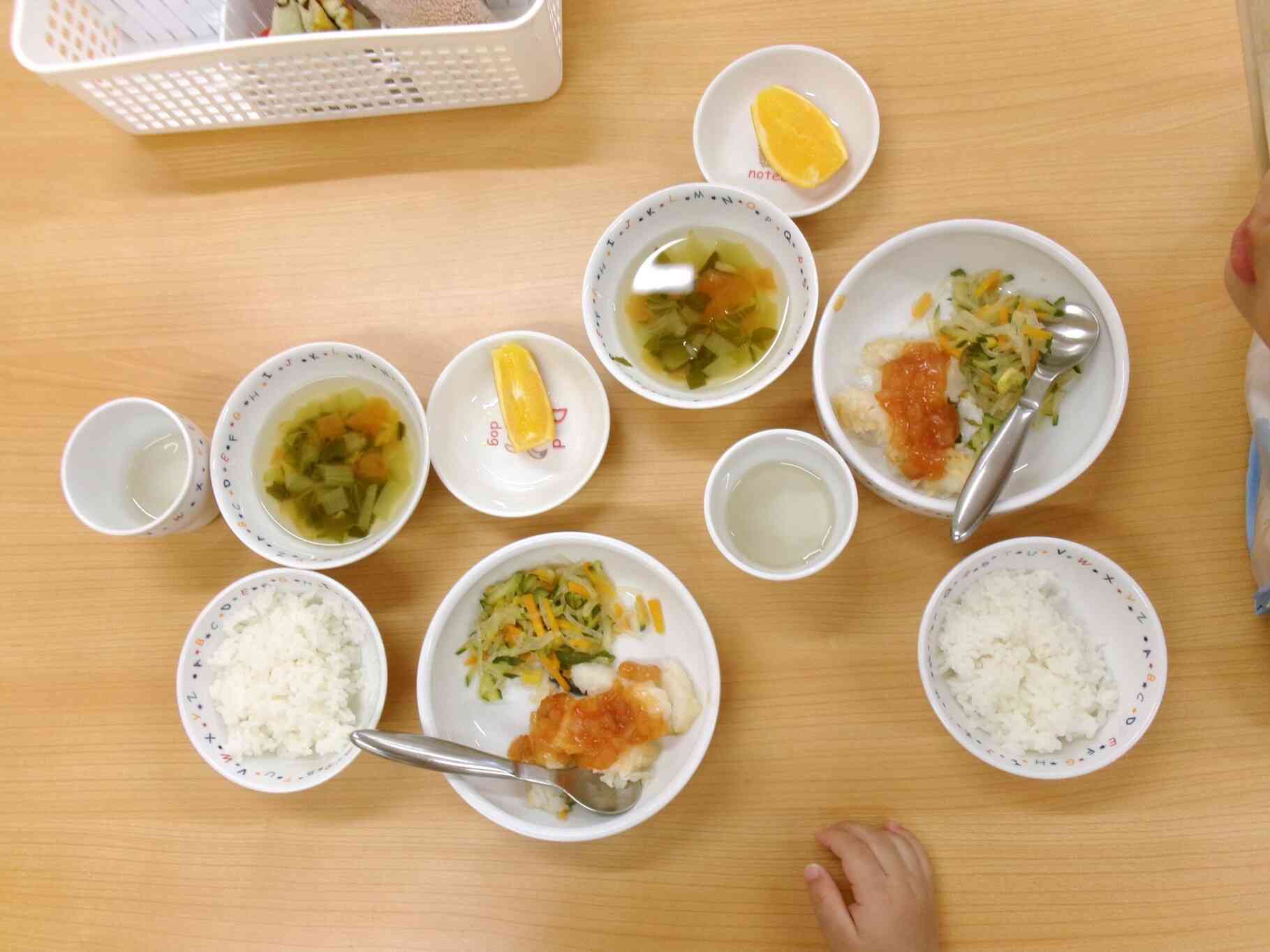 ～昼食～ご飯、カレイのチリソース、春雨サラダ、チンゲン菜の中華スープ、オレンジ