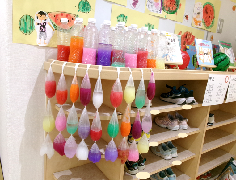 いろんな色の色水ができました(^^♪　色水カーテン、涼しそうだね～☆彡