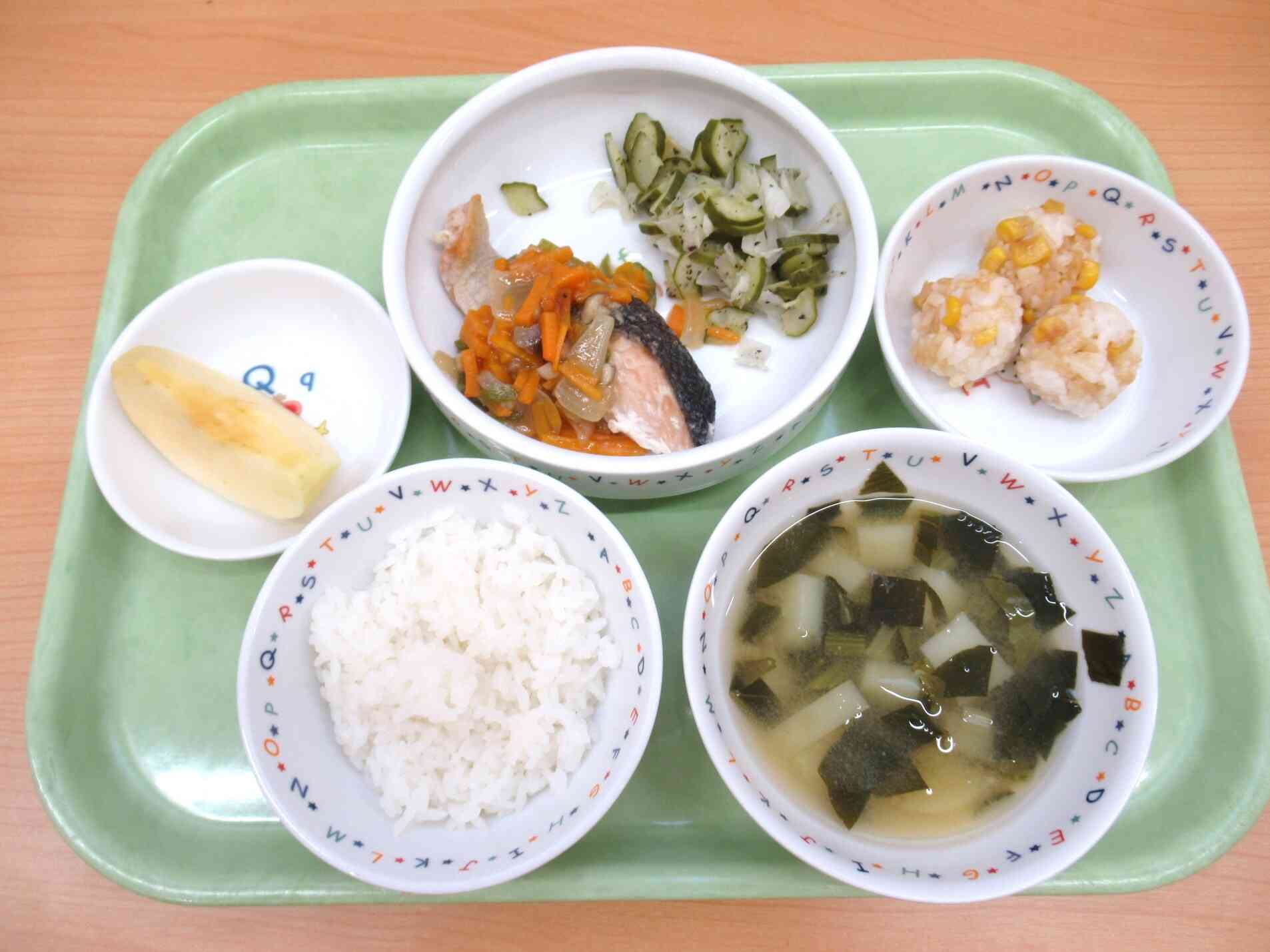 ♪今日の献立♪ご飯、鮭の中華あんかけ、きゅうりのゆかり和え、じゃがいものお味噌汁、りんご、焼きとうもろこしおにぎり（おやつ）