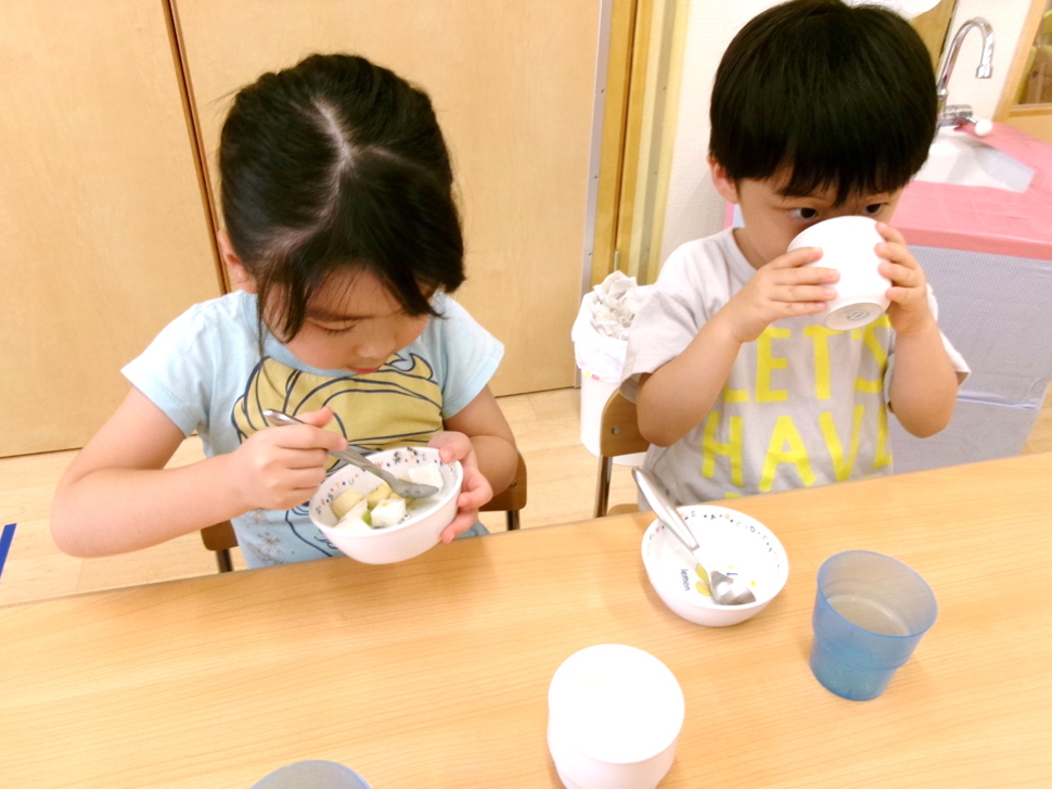 今日のおやつは、フルーツポンチ！！