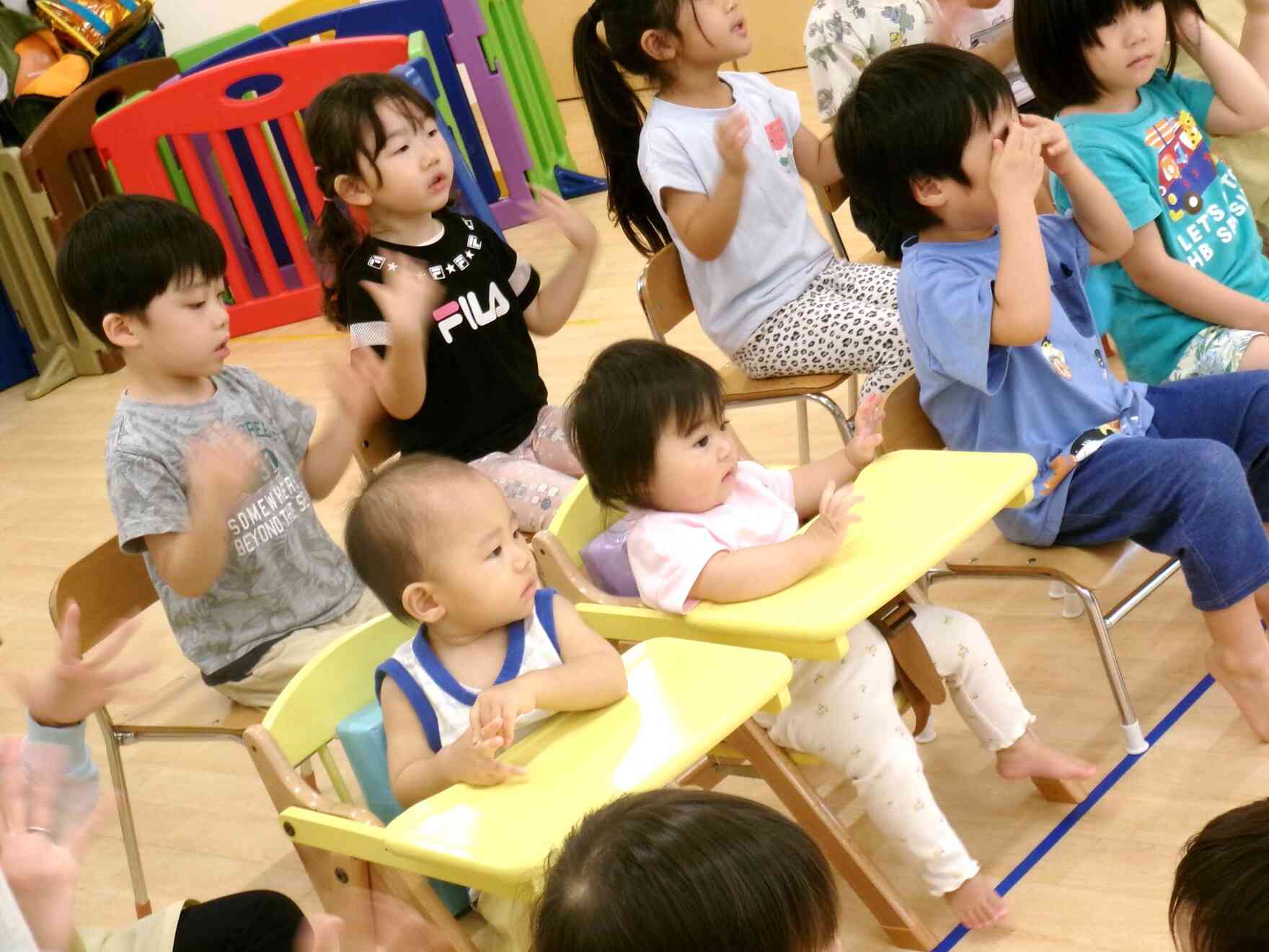 朝の会の様子です♪ひよこ組さんも楽しく参加しています☺