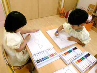 幼児クラスは、まる、さんかく、しかくの形をマーカーで描きました！さんかくが一番難しかったね！！