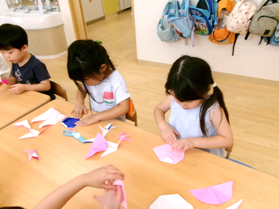 いろんな色の折り紙で朝顔を作ったよ♪