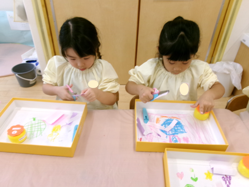 折り紙を折って、折れた線をはさみで切りました☆彡