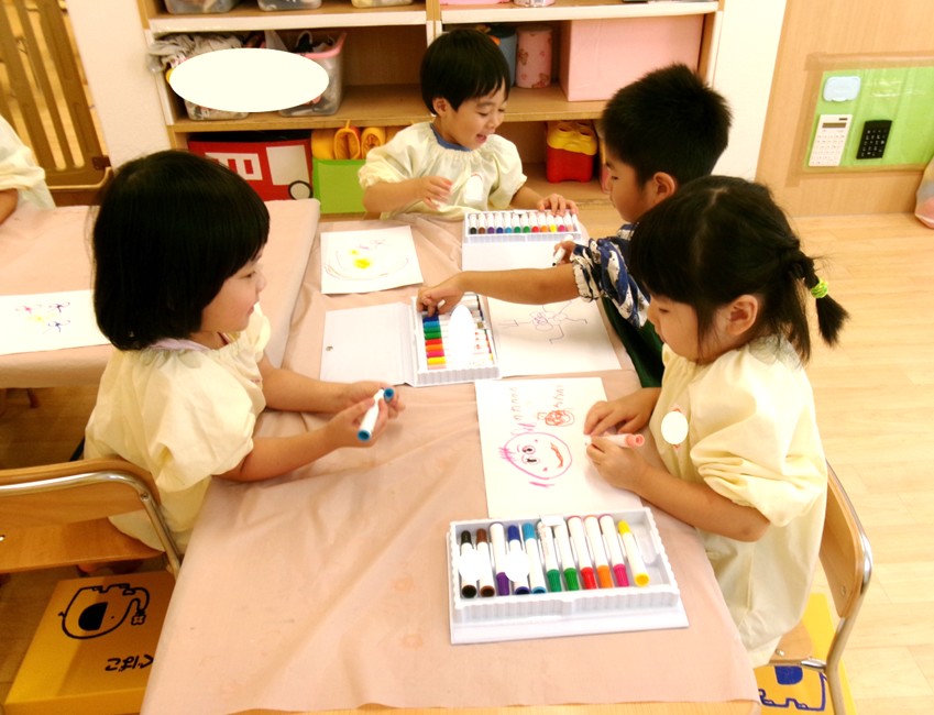 幼児クラスのお友だちは、マーカーを使って好きな絵を描きました！！