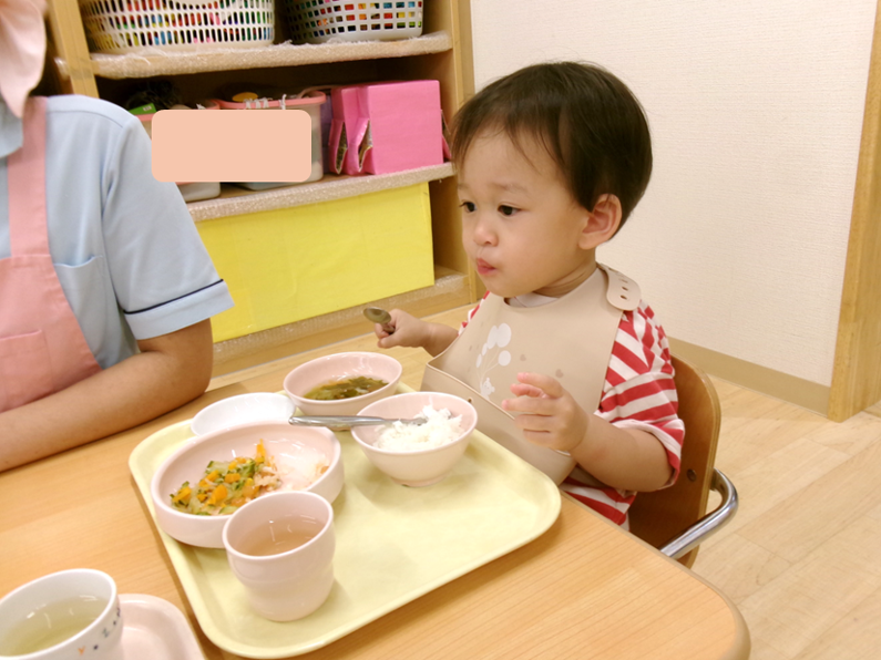 みんなで食べる給食、美味しいね♪
