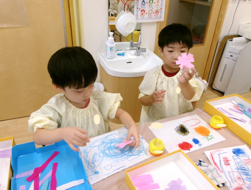 幼児クラスのお友だちは、コスモスの製作をしました♪