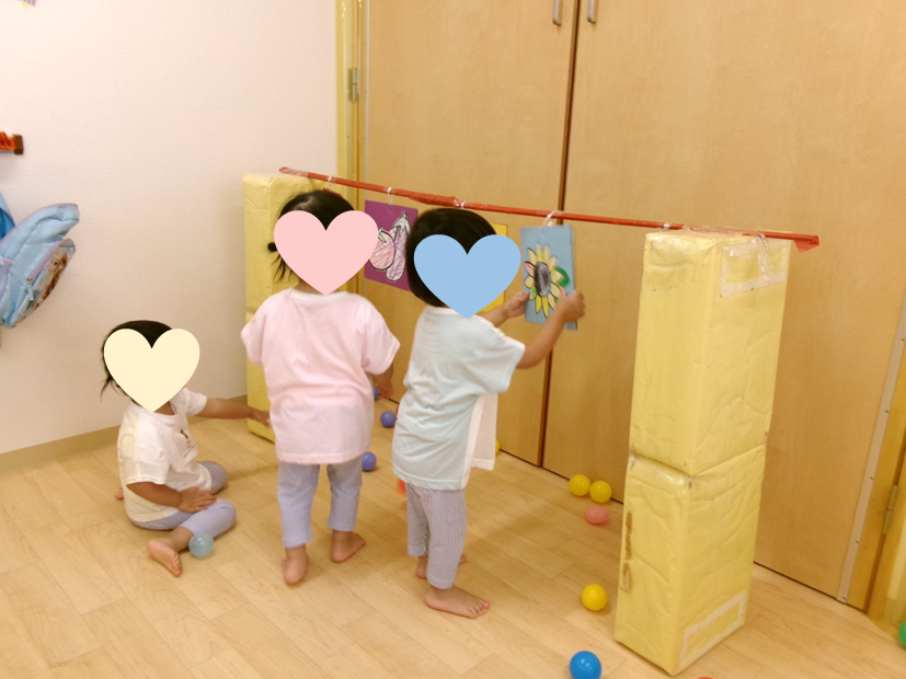 ボールを投げるよりも、的の絵をじ～っと眺めて楽しむあひる組さんでした♪
