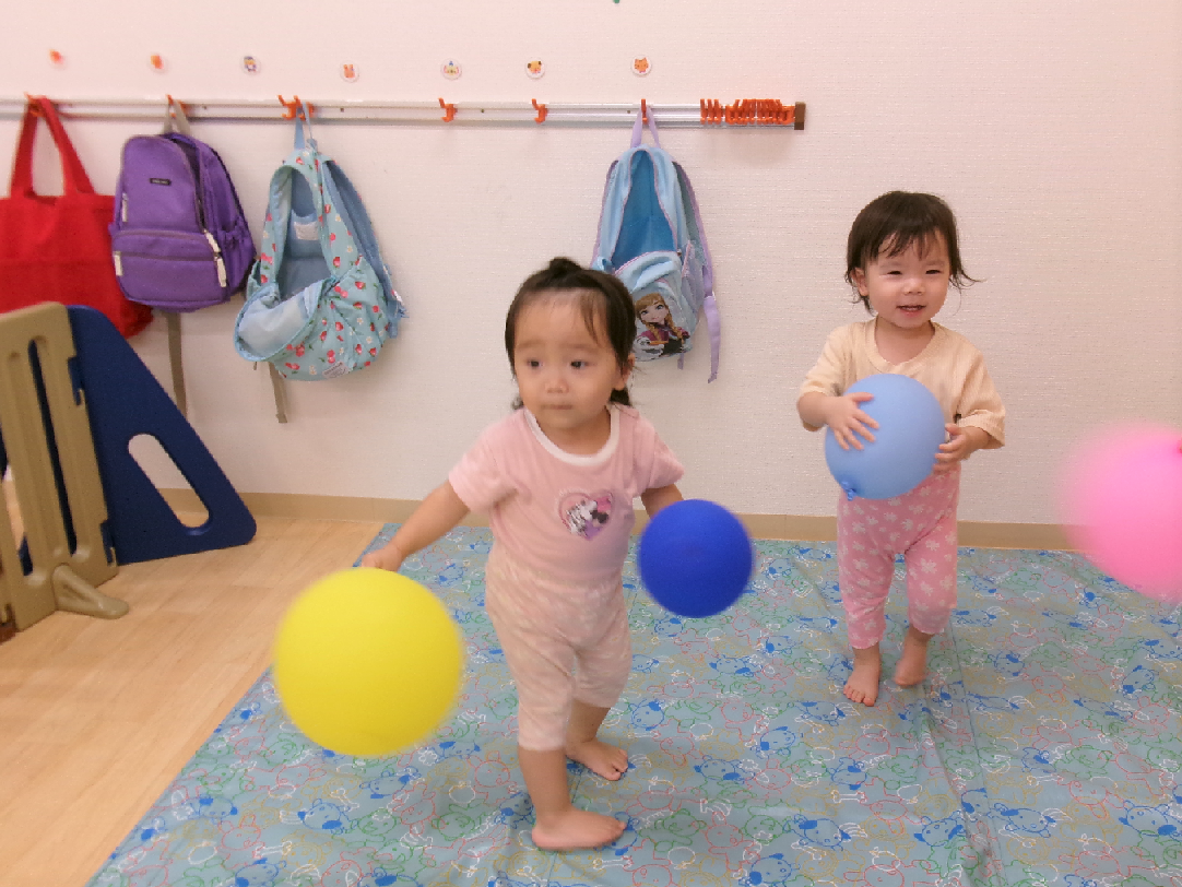 風船を手に取り、楽しんでいました(*˘︶˘*)