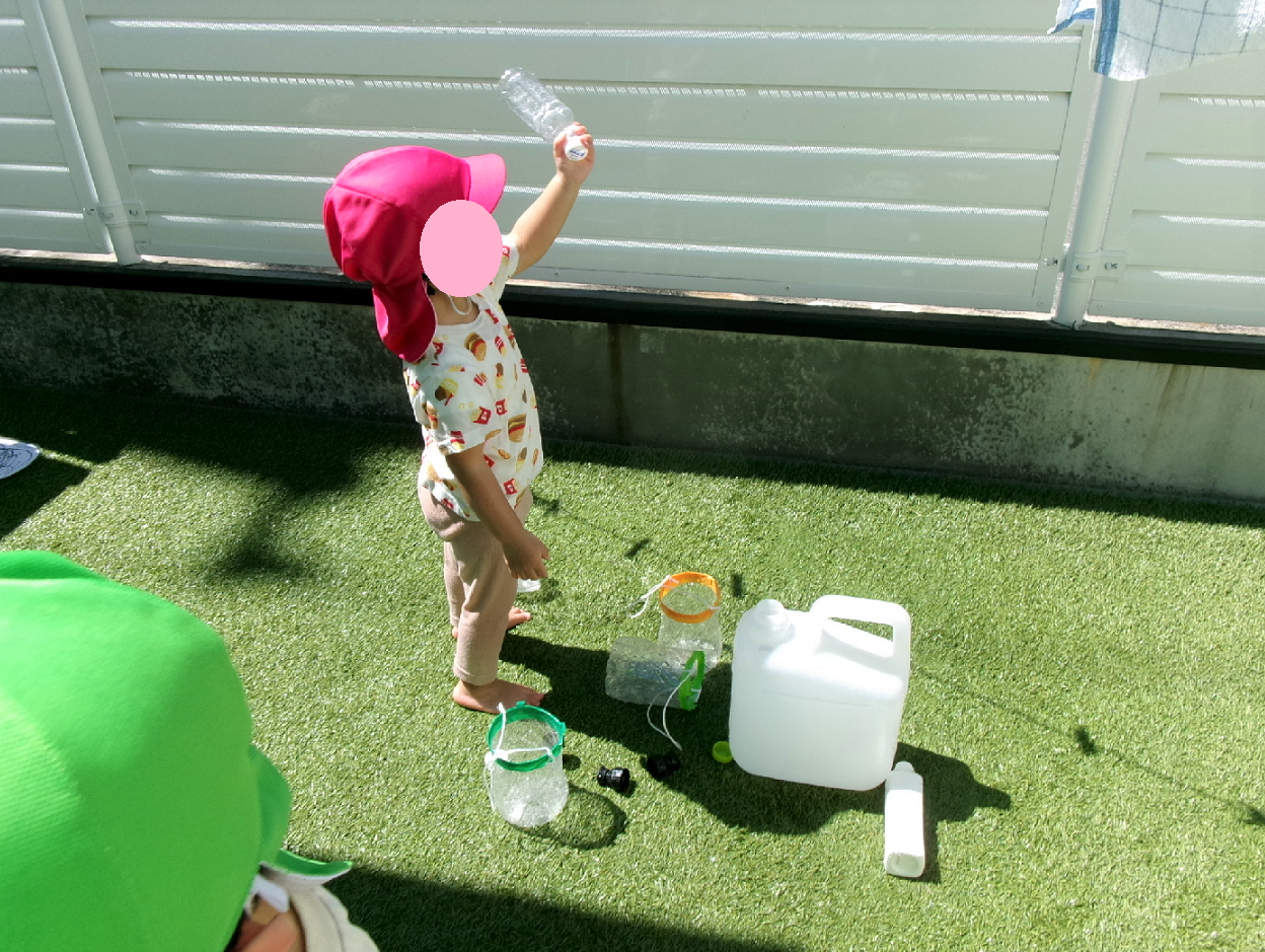 容器を使って、せっせと水を運んでいました(@^^)/~~~