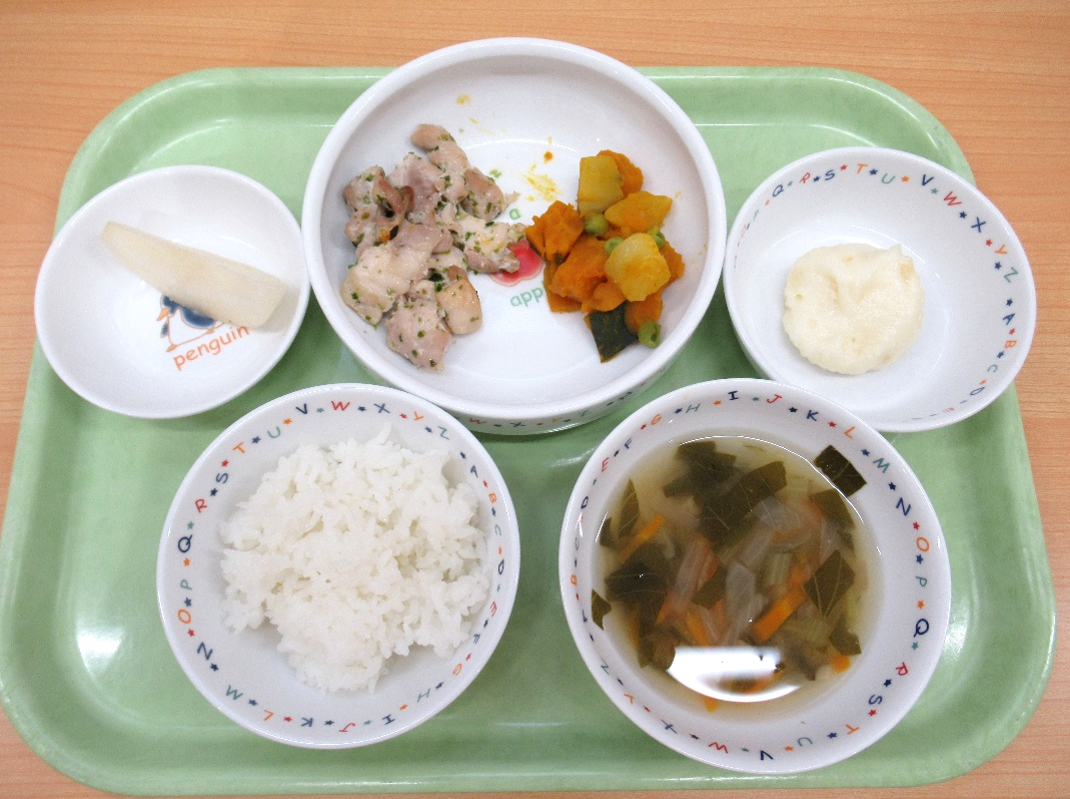 今日の献立～ご飯、のり塩チキン、かぼちゃの甘辛煮、小松菜と『しめじ』のお味噌汁、梨、りんご蒸しパン（おやつ）～